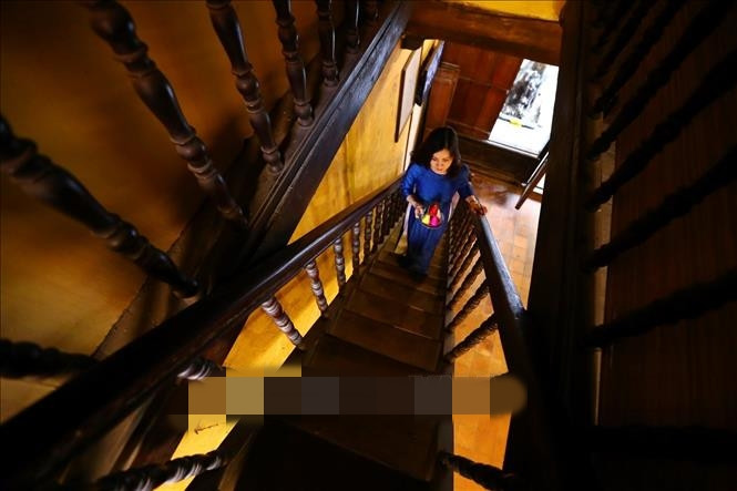 Cầu thang nghiêng 70 - 75 độ là nét kiến trúc đặc sắc của người Hà Nội xưa. Ảnh: TTXVN