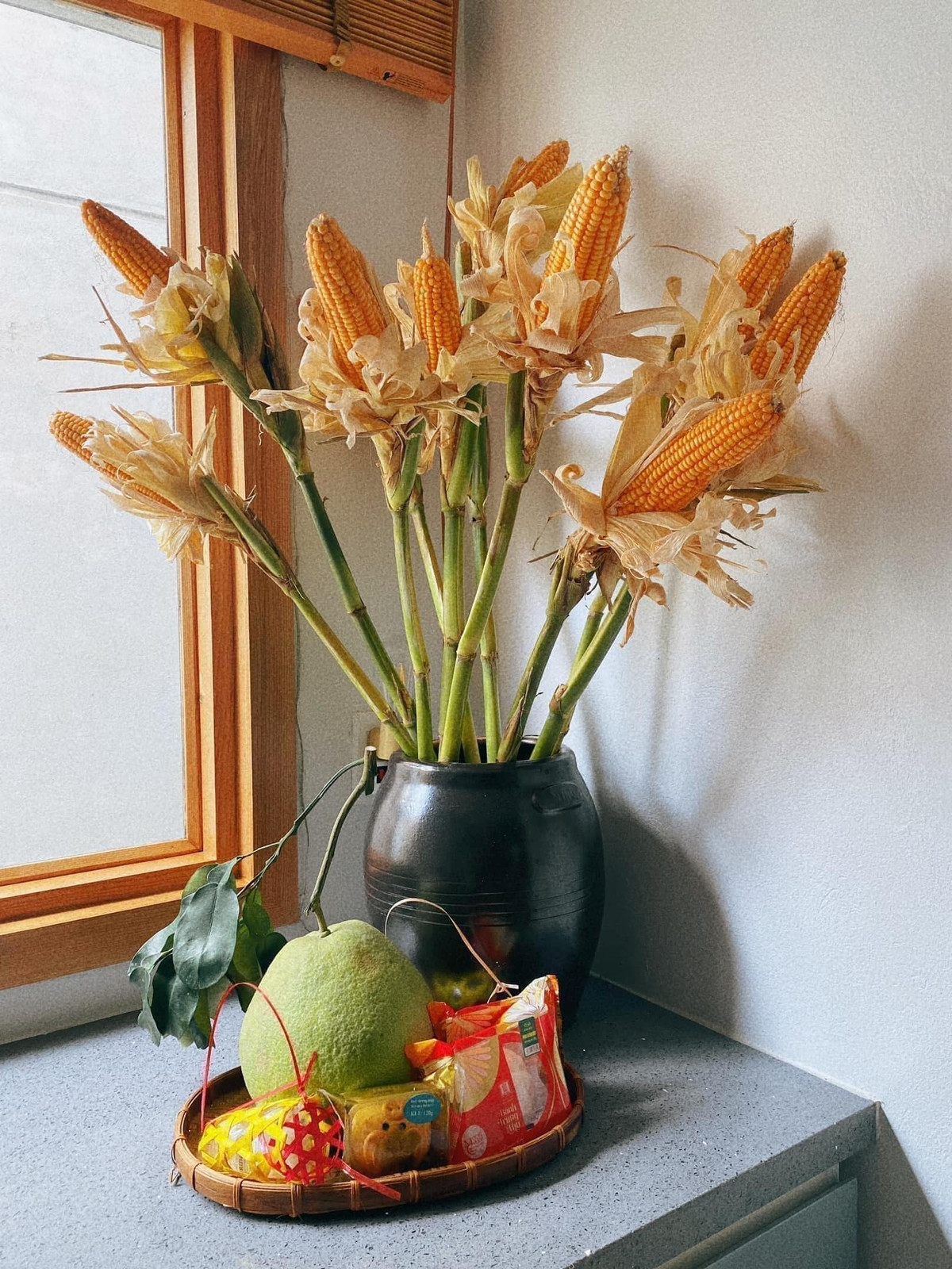 Một set ngô cắm bình gồm 10 bắp, còn dính với thân cây được bán với giá từ 70.000 - 99.000 đồng (chưa kể ship). Ảnh: Facebook