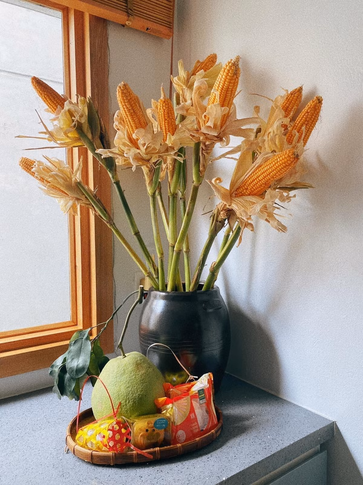 Một set ngô cắm bình gồm 10 bắp, còn dính với thân cây được bán với giá từ 70.000 - 99.000 đồng (chưa kể ship). Ảnh: Facebook