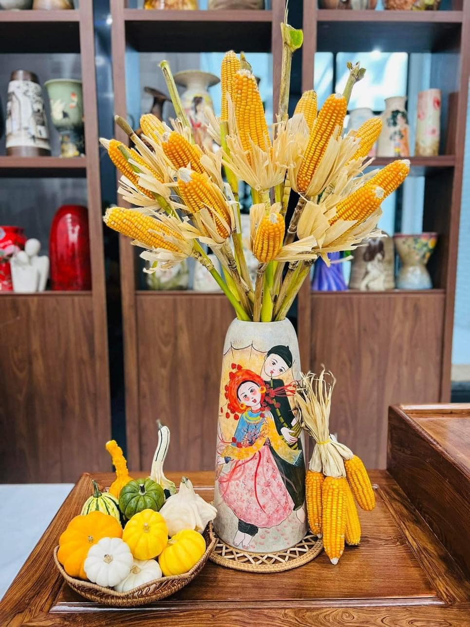 Dưới bàn tay khéo léo của các chị em, những bình ngô có sức hút đặc biệt. Ảnh: FB Văn Hiệp