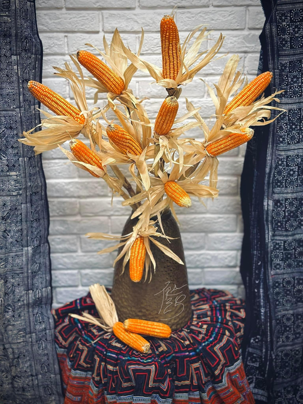 Ngô vốn là cây lương thực quen thuộc với nông dân Việt Nam. Nhưng lần đầu tiên, ngô được được cắm thành những bình hoa trang trí. Ảnh: Facebook Nguyễn Bích Thảo