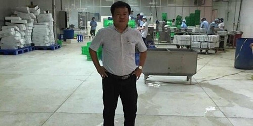 Như có khiếu và mát tay, Tòng làm tới đâu trúng tới đó, tiền và đô la chảy vào như nước khiến vị đại gia thủy sản vung tiền mua đất, nhà, mở rộng vùng nguyên liệu khép kín từ nuôi trồng đến chế biến và xuất khẩu. Ảnh: Congan