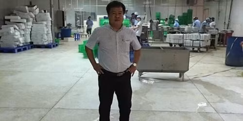 Như có khiếu và mát tay, Tòng làm tới đâu trúng tới đó, tiền và đô la chảy vào như nước khiến vị đại gia thủy sản vung tiền mua đất, nhà, mở rộng vùng nguyên liệu khép kín từ nuôi trồng đến chế biến và xuất khẩu. Ảnh: Congan