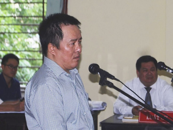 Nhờ vốn tiếng Anh này, khi trở về Việt Nam, Tòng "Thiên Mã" làm tiếp tân cho một nhà hàng. Cuối những năm 1990, Tòng bỏ nghề lễ tân bắt đầu bước chân vào con đường kinh doanh bằng cách mở đại lý, làm đối tác thu mua thủy sản tại Cần Thơ và xuất hàng qua Mỹ. Ảnh: Báo cần thơ