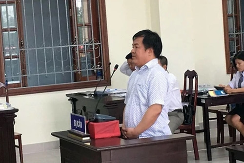 Năm 2010, lãi suất ngân hàng tăng vọt khiến Tòng vừa mới chớm xuất phát đã chán nản. Tòng tìm cách “đạp giò” với một số ngân hàng để có được những khoản vay đáo hạn lần sau cao hơn lần trước khiến nợ nần ngày càng tăng cao. Ảnh: Plo