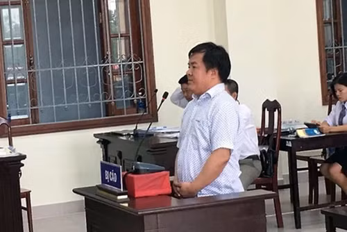 Năm 2010, lãi suất ngân hàng tăng vọt khiến Tòng vừa mới chớm xuất phát đã chán nản. Tòng tìm cách “đạp giò” với một số ngân hàng để có được những khoản vay đáo hạn lần sau cao hơn lần trước khiến nợ nần ngày càng tăng cao. Ảnh: Plo