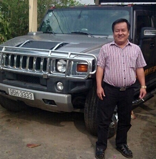 Tiền bạc rủng rình, Tòng tiêu tiền không ngại tay, mua xe không bàn đến giá, có những tiệc nhậu mà tiền cho các nhân viên phục vụ cũng lên đến vài chục triệu đồng... Ảnh: Dân trí