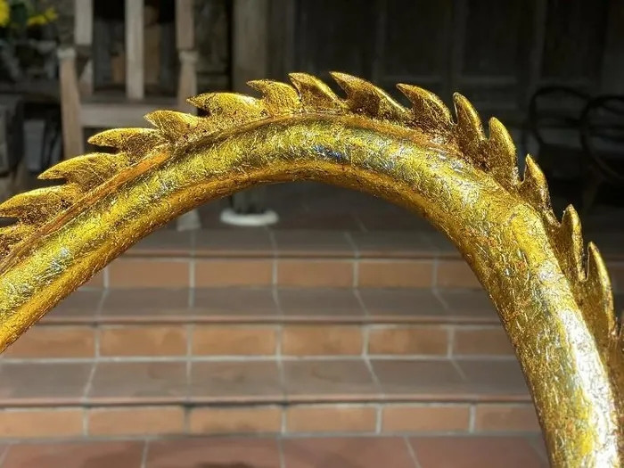  Ghế hình rồng cao 1,65 mét, cao 2 mét được thể hiện bằng chất liệu sơn mài trên gỗ lũa, mạ vàng.