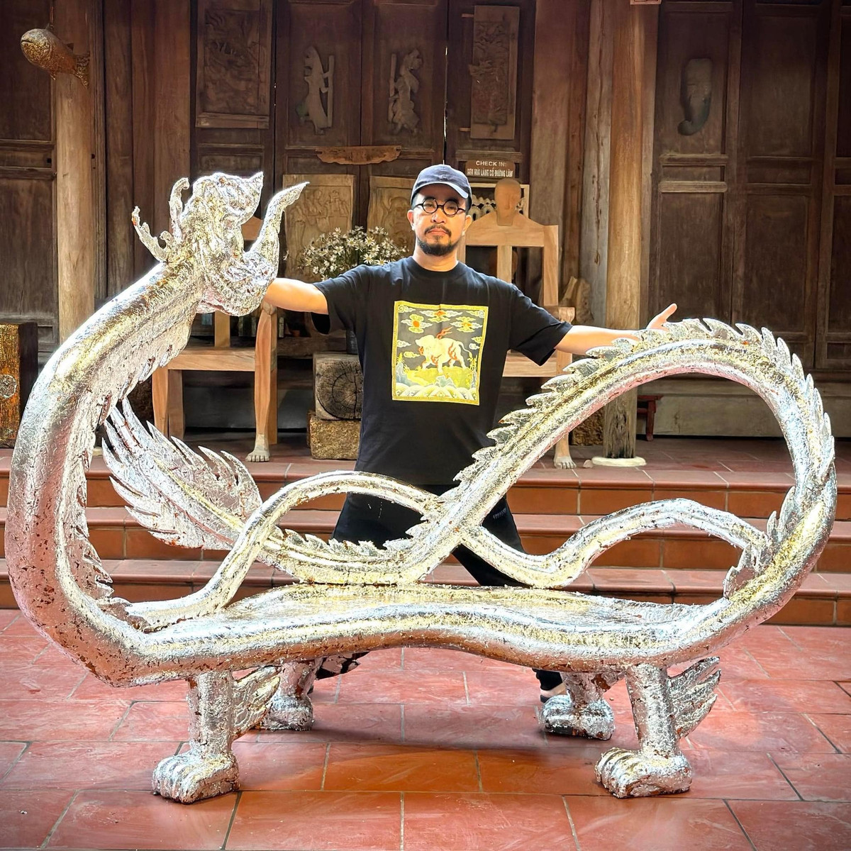 Để chào đón năm con rồng Giáp Thìn 2014, nghệ nhân Nguyễn Tấn Phát, trú tại làng cổ Đường Lâm (Sơn Tây, Hà Nội) ra mắt bộ sưu tập 1.000 tác phẩm mang hình tượng rồng. Trong đó, đáng chú ý hơn cả là chiếc ghế hình rồng mạ vàng.