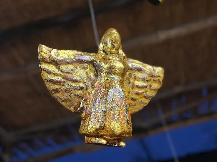 Phía trên chiếc ghế rồng được chủ nhân tạo tác nhiều tượng hình tiên mạ vàng.