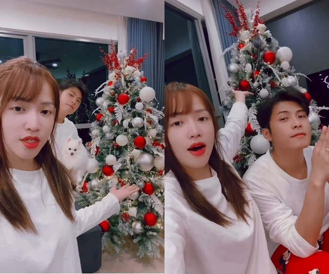 Cây thông Noel không quá lớn, trang trí thêm bằng những quả châu màu đỏ, bạc lấp lánh và đèn led vàng.