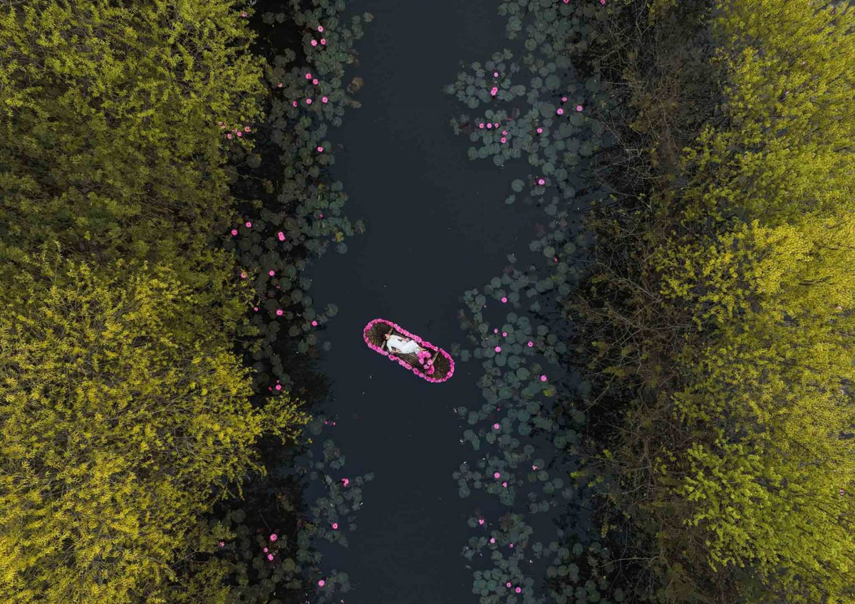 Với khí hậu mát mẻ cuối năm, du khách đến đây có thể ngồi trên thuyền, thả mình theo dòng nước trôi chậm, tận hưởng không gian và khung cảnh tuyệt đẹp. Ảnh: Van Ngo