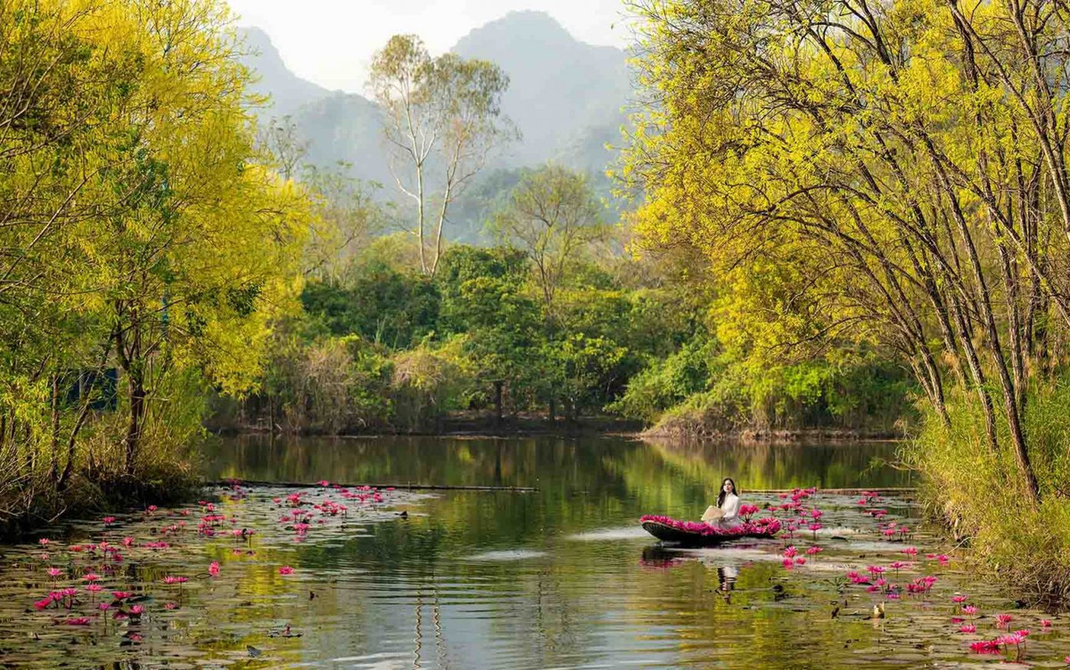 Bước qua tháng 12, suối Yến không còn nhộn nhịp bởi những đoàn thuyền nối nhau vãn cảnh chùa Hương, thay vào đó là sự bình yên, nhẹ nhàng. Ảnh: Nguyễn Văn Hữu