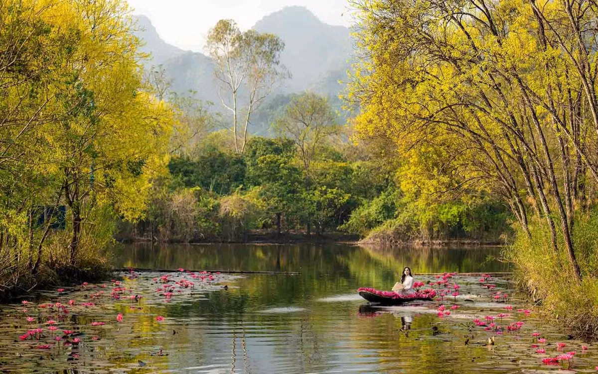 Bước qua tháng 12, suối Yến không còn nhộn nhịp bởi những đoàn thuyền nối nhau vãn cảnh chùa Hương, thay vào đó là sự bình yên, nhẹ nhàng. Ảnh: Nguyễn Văn Hữu