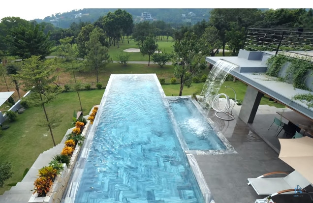 Bể bơi vô cực dài, rộng, có thiết kế hiện đại.