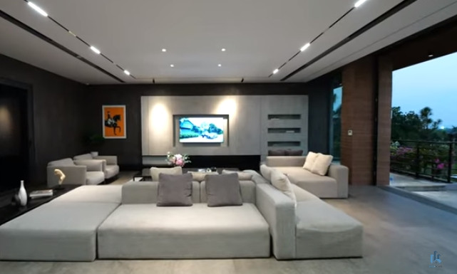 Bên trong căn biệt thự nghĩ dưỡng là không gian rộng rãi, không có vách ngăn.