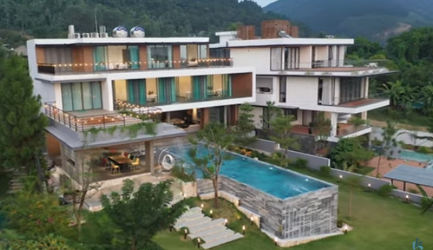 Trong đó, diện tích xây dựng chiếm khoảng hơn 500 m2, còn lại là khu vườn rất rộng rãi.