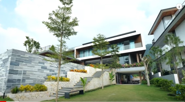 Theo thông tin từ NhaF, căn biệt thự gồm 1 tầng hầm, 3 tầng nổi và có tới 8 phòng ngủ.