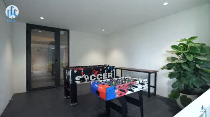 Tầng hầm là không gian giải trí với phòng karaoke, bàn bi lắc, phòng xông hơi...