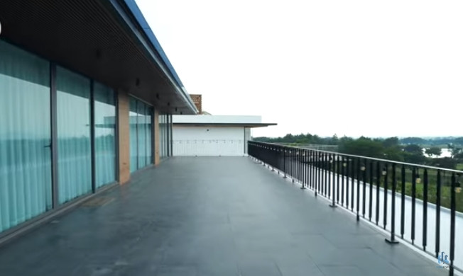 Phía ngoài phòng ngủ là khu vực ban công rất rộng cho mọi người ngắm hoàng hôn. Nguồn ảnh: chụp màn hình NhaF