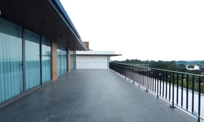 Phía ngoài phòng ngủ là khu vực ban công rất rộng cho mọi người ngắm hoàng hôn. Nguồn ảnh: chụp màn hình NhaF