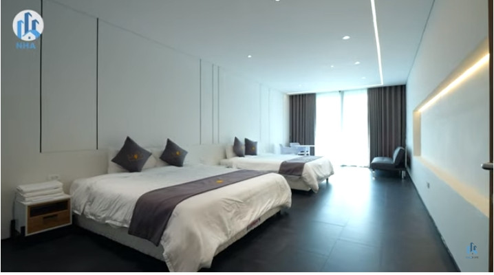 Trên tầng 2 gồm 5 phòng ngủ, 1 phòng ở tầng 1 và 2 phòng ngủ tại tầng 3. Các phòng ngủ đều hướng ra sân golf.