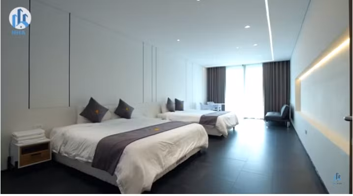 Trên tầng 2 gồm 5 phòng ngủ, 1 phòng ở tầng 1 và 2 phòng ngủ tại tầng 3. Các phòng ngủ đều hướng ra sân golf.