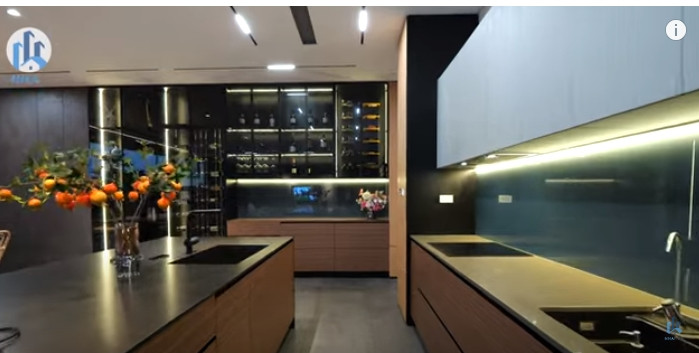 Phòng bếp sang trọng với nội thất hiện đại.