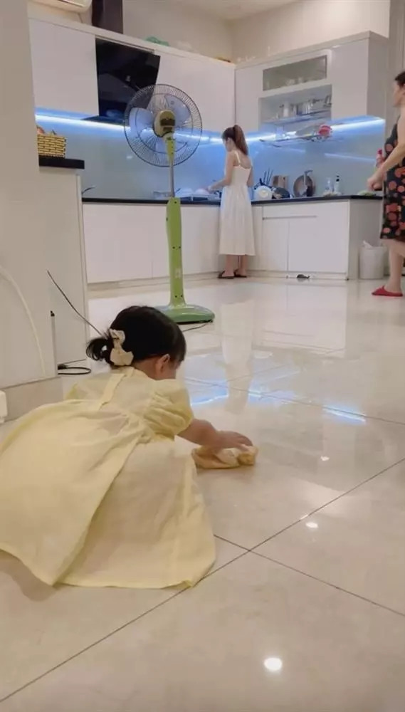 Hình ảnh con gái Đông Nhi phụ mẹ lau nhà vô tình để lộ không gian phòng bếp thoáng rộng.
