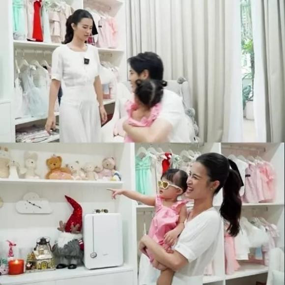 Trong phòng trang trí khá nhiều đồ chơi dễ thương như gấu bông, đồ chơi, đàn mini, xe đạp,...