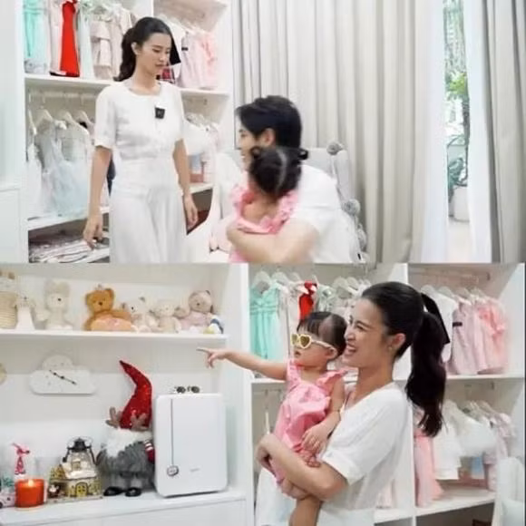 Trong phòng trang trí khá nhiều đồ chơi dễ thương như gấu bông, đồ chơi, đàn mini, xe đạp,...