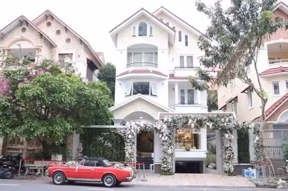 Căn biệt thự nằm trong khu dân cư cao cấp có 3 tầng khang trang.