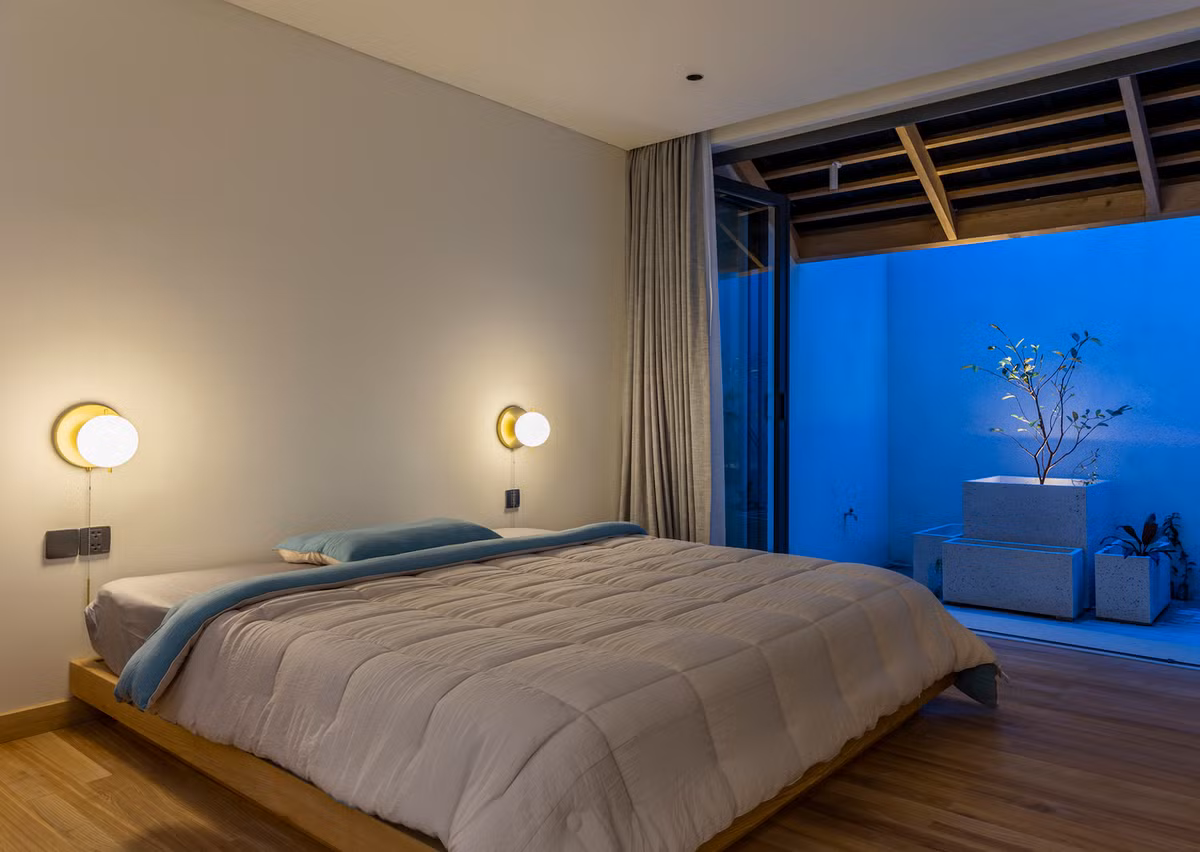 Với thời tiết se lạnh đặc trưng của thành phố Đà Lạt, vào buổi sáng sớm và chiều tối, hệ sàn hai lớp, bên dưới gạch và bên trên gỗ của phòng ngủ mang lại cảm giác ấm áp trong tiết trời se lạnh và cảm giác mát mẻ trong nhà.