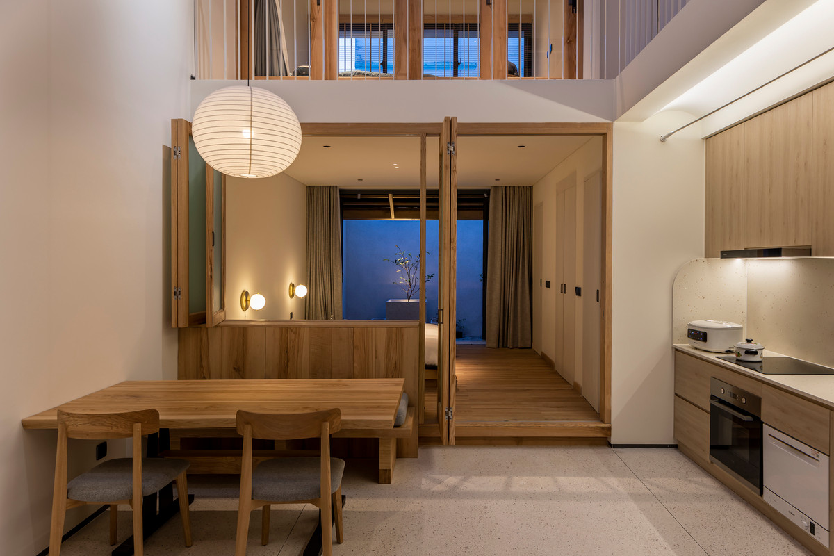 Cảm giác ấm áp là mục tiêu chính của thiết kế nên mọi căn phòng đều có ánh sáng tự nhiên, từ phòng khách, bếp, hành lang và phòng ngủ.