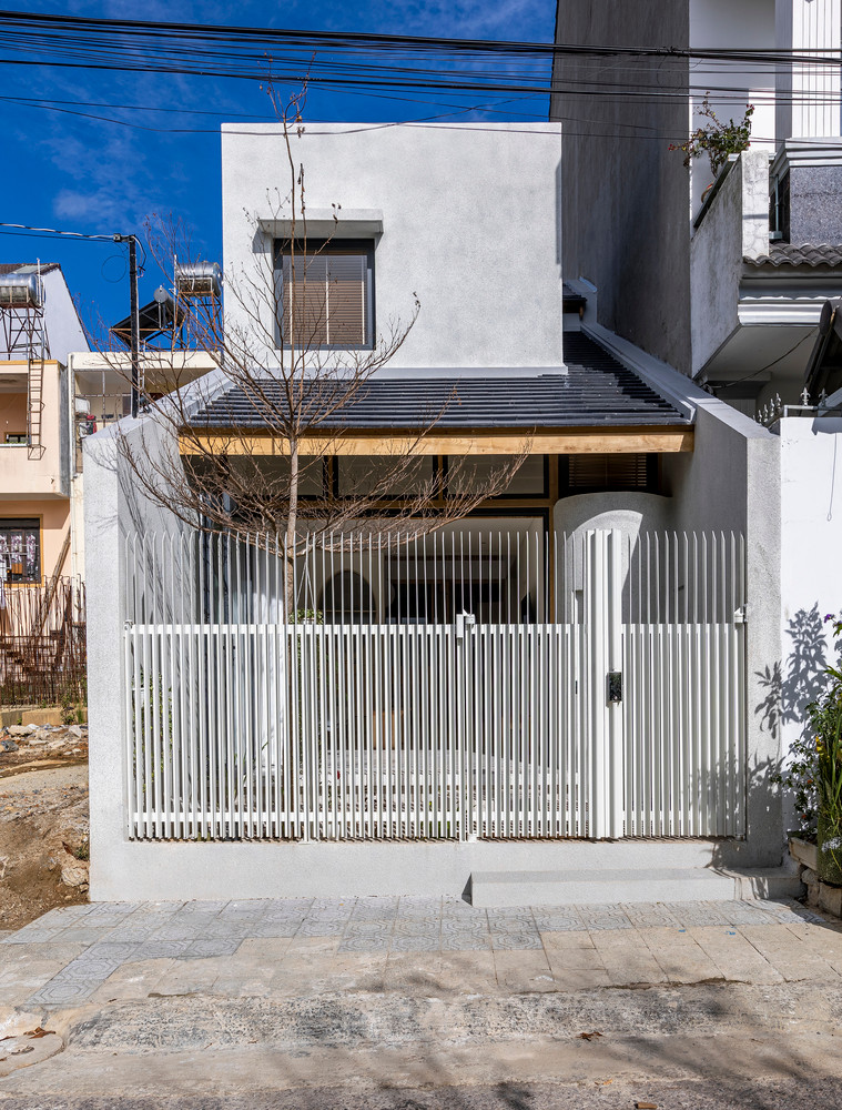 Tọa lạc ở xứ sở ngàn hoa Đà Lạt, ngôi nhà nhỏ là món quà dành cho mẹ. Như chứa đựng mọi tình cảm, gia chủ mong muốn căn nhà phải thật xinh xắn, ấm cúng, là nơi che chở và mang lại niềm vui cho mẹ hàng ngày.