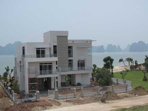 Tháng 8/2011, Chủ tịch tập đoàn Tuần Châu trao tặng hẳn một ngôi biệt thự ven biển trị giá 3 triệu USD tại khu biệt thự Paradise Villa - Bến du thuyền Tuần Châu cho Viện Nghiên cứu Cao cấp về Toán của Việt Nam. Ảnh: Internet