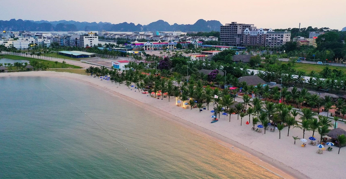 Sau khi hoàn thành con đường ra Tuần Châu, việc biến hòn đảo này thành khu du lịch quốc tế đẳng cấp cũng là chuyện khác người của ông Đào Hồng Tuyển. Ảnh: Báo ảnh Việt Nam