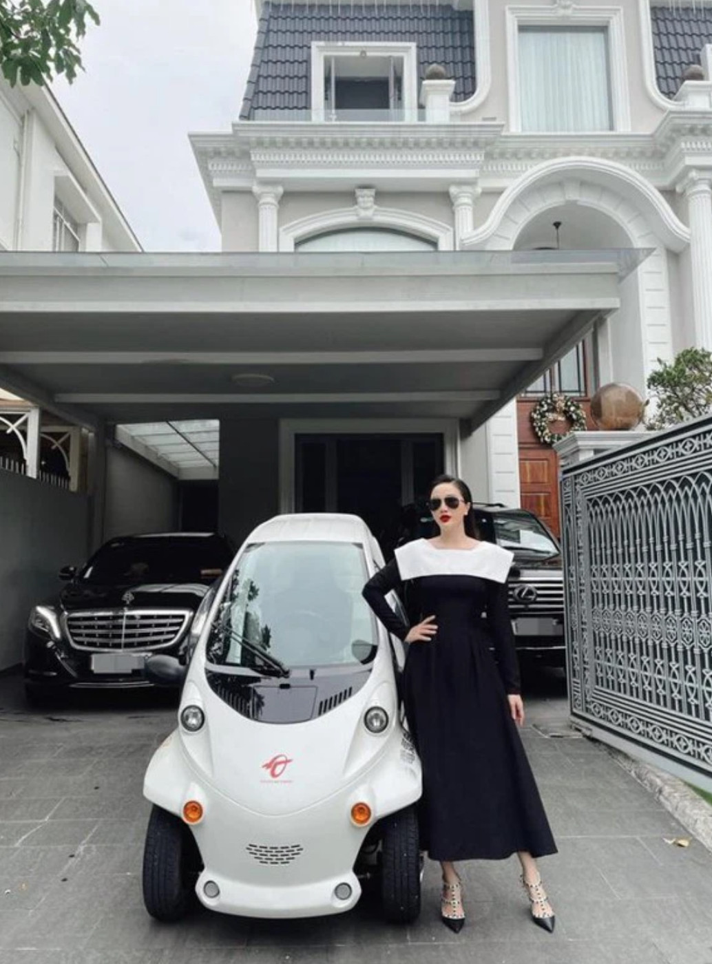 Gara để xe trong sân của căn biệt thự.