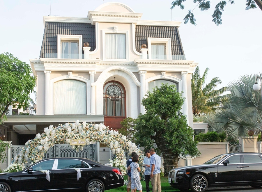 Căn biệt thự của Bảo Thy thiết kế theo phong cách cổ điển, sang trọng với gam màu trắng chủ đạo.