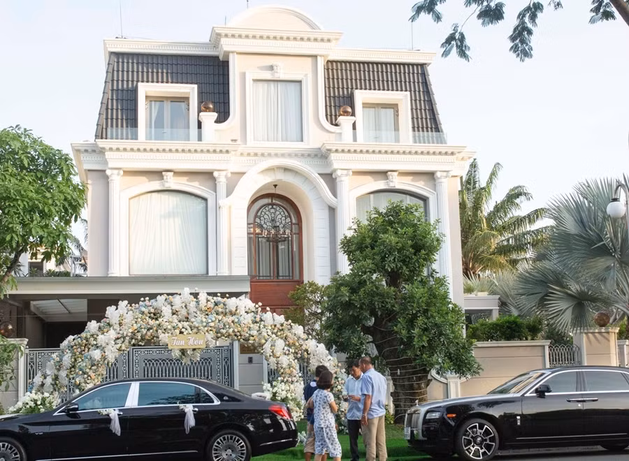 Căn biệt thự của Bảo Thy thiết kế theo phong cách cổ điển, sang trọng với gam màu trắng chủ đạo.