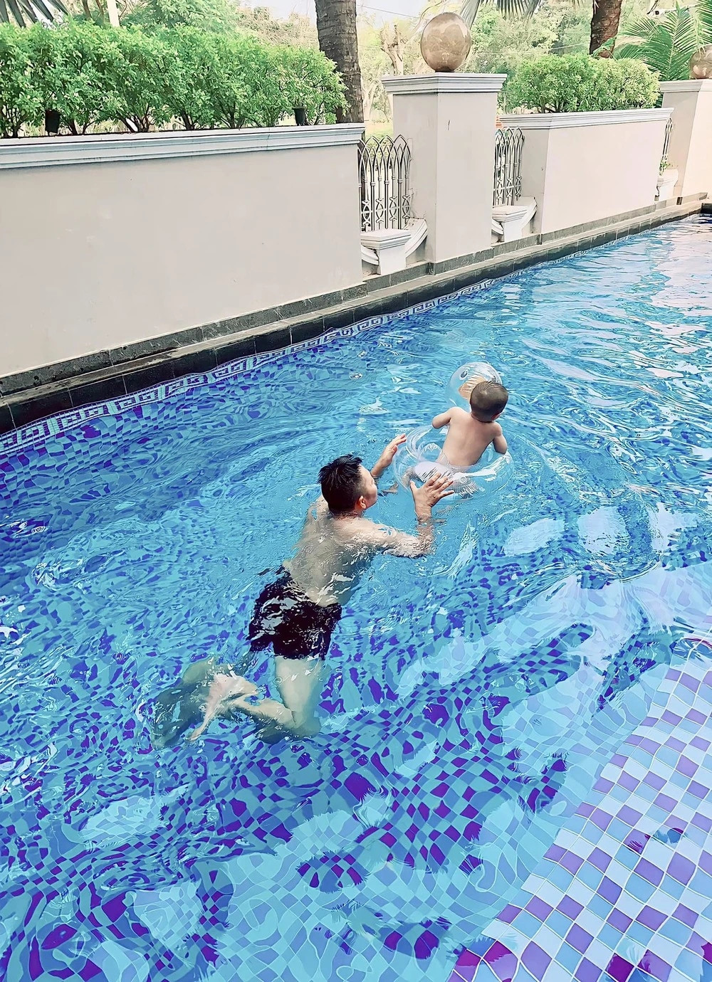 Trong khuôn viên biệt thự có bể bơi cỡ lớn.