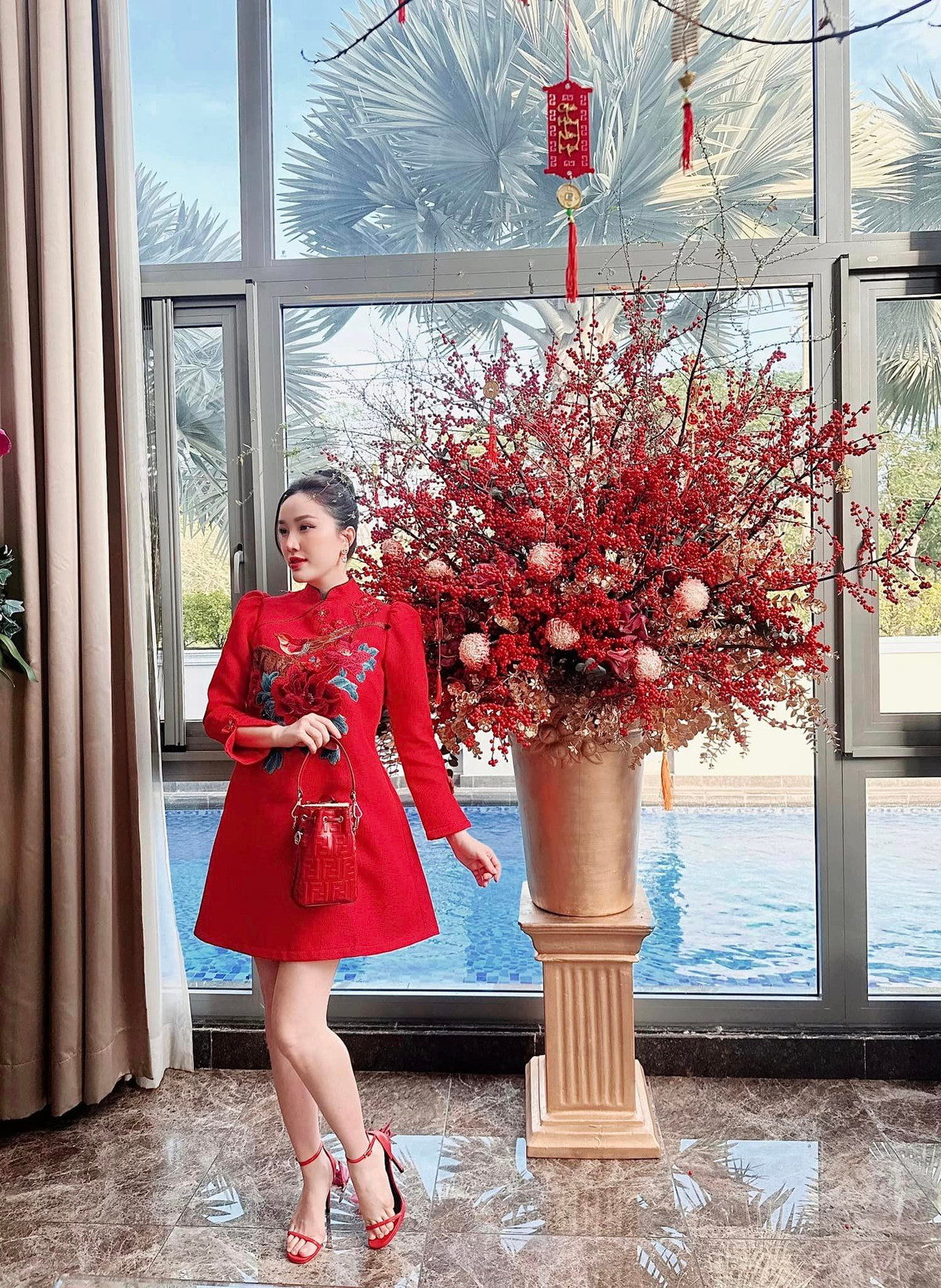 Dịp Tết, nữ ca sĩ trang trí nhà bằng những bình hoa lớn, rực rỡ.