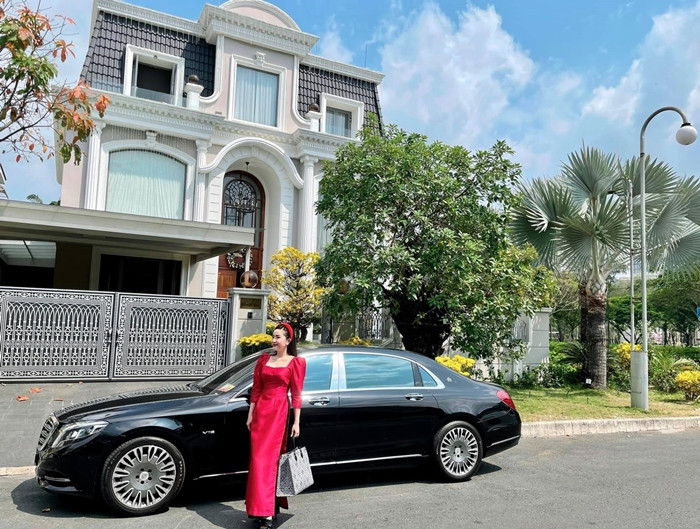 Bảo Thy về chung một nhà với đại gia Phan Lĩnh vào tháng 12/2019. Sau khi kết hôn, vợ chồng Bảo Thy sống trong căn biệt thự đồ sộ tại quận 7 (TP HCM).