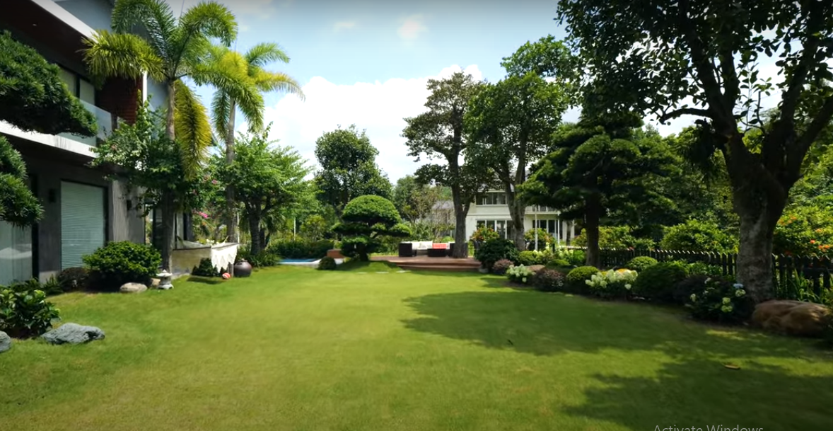 Trong khu vườn có thảm cỏ xanh mướt. Đây cũng là không gian trẻ con dạo chơi, đạp xe, vui đùa...