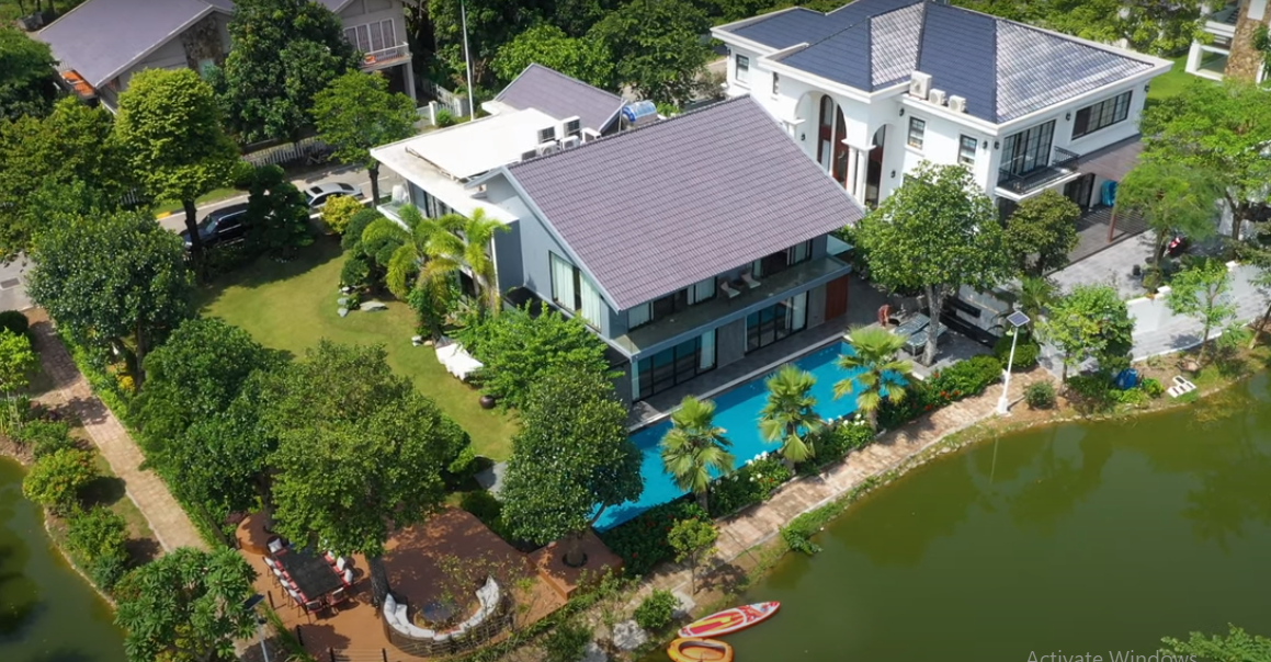 Bao quanh căn biệt thự là dòng sông uốn lượn, thơ mộng.