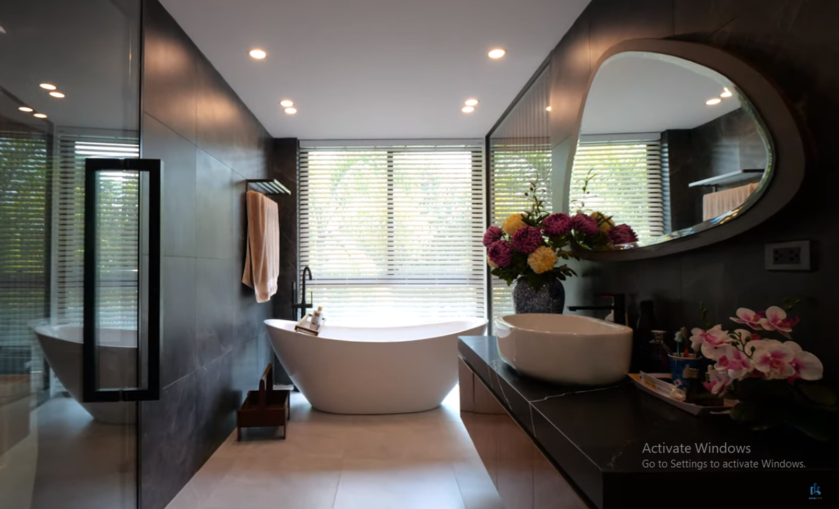 Phòng tắm thiết kế mở với rất nhiều cửa kính.