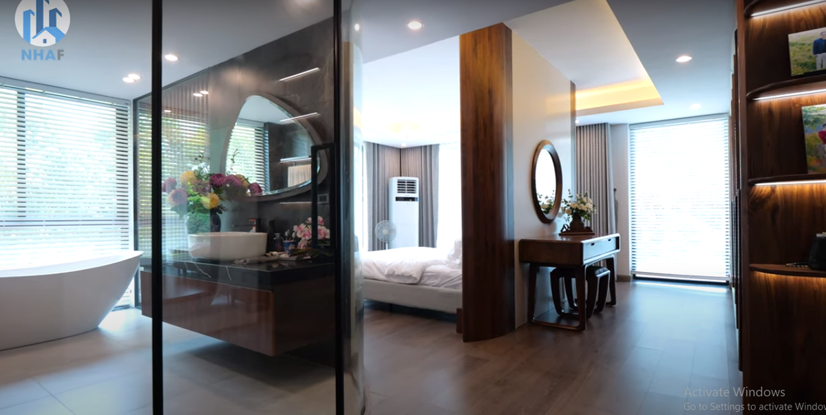 Trên tầng 2 gồm 4 phòng ngủ với toàn bộ nội thất bằng gỗ óc chó như nhiều khu vực trong nhà.