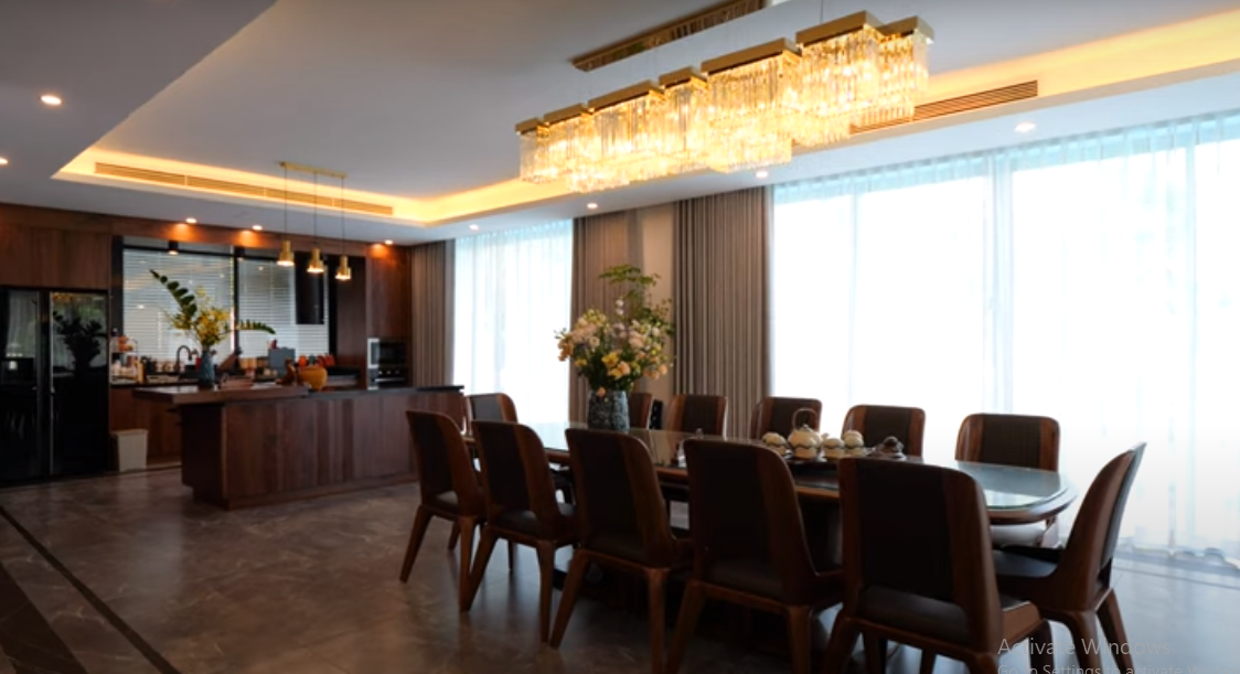 Không gian bếp và bàn ăn được trang bị hệ cửa kính lớn mang đến sự thông thoáng.