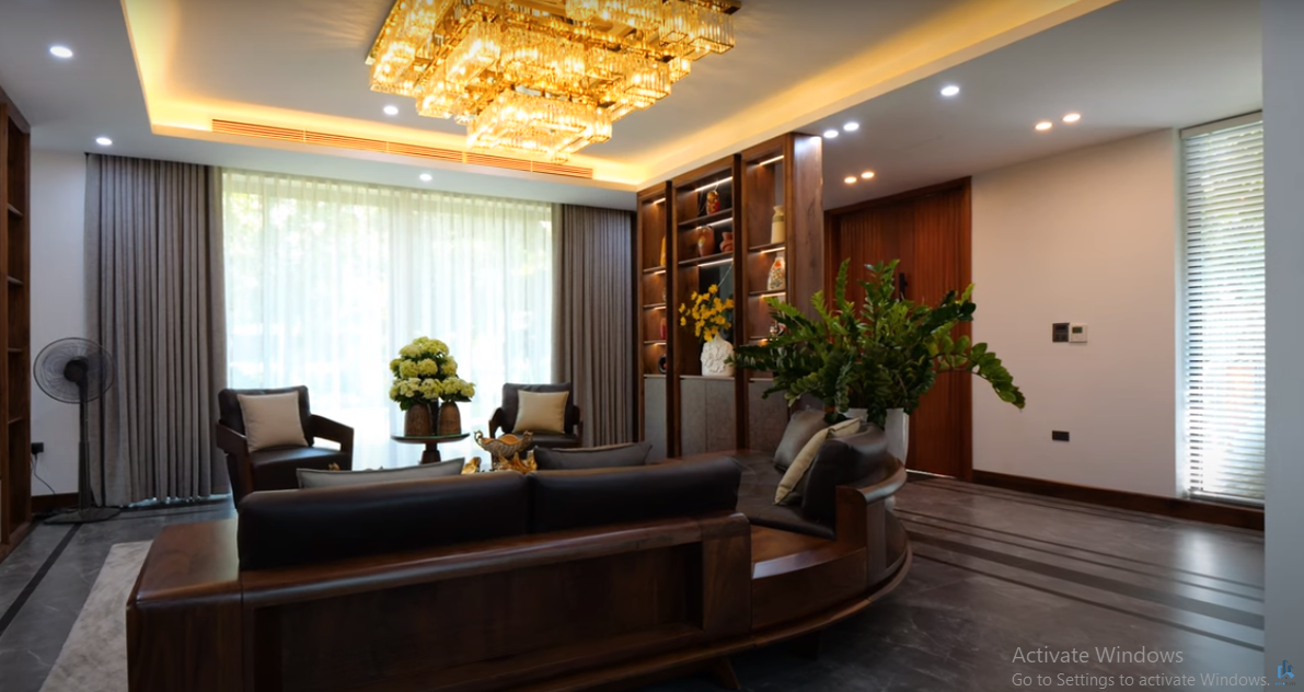 Bên trong căn biệt thự thiết kế theo phong cách hiện đại và sang trọng.