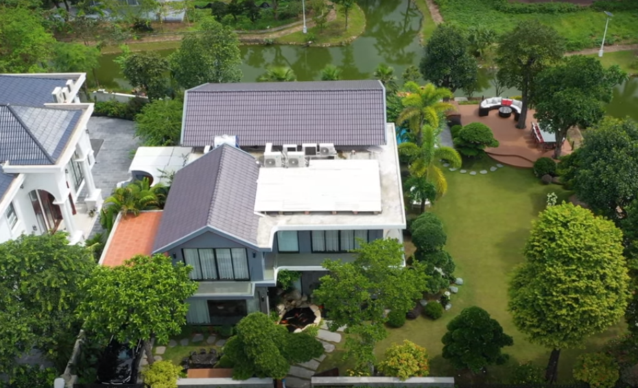 Tuy nhiên, diện tích xây dựng chỉ chiếm khoảng 30%, tức là diện tích mặt sàn chỉ 300 m2. Còn lại là diện tích dành cho sân vườn.